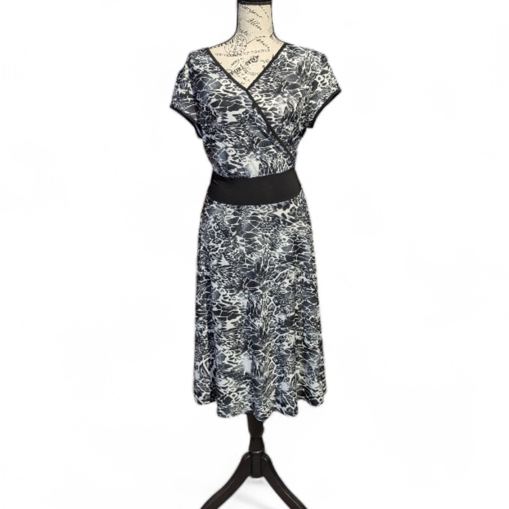 6/$15 Size S Reina black an white animal print dress